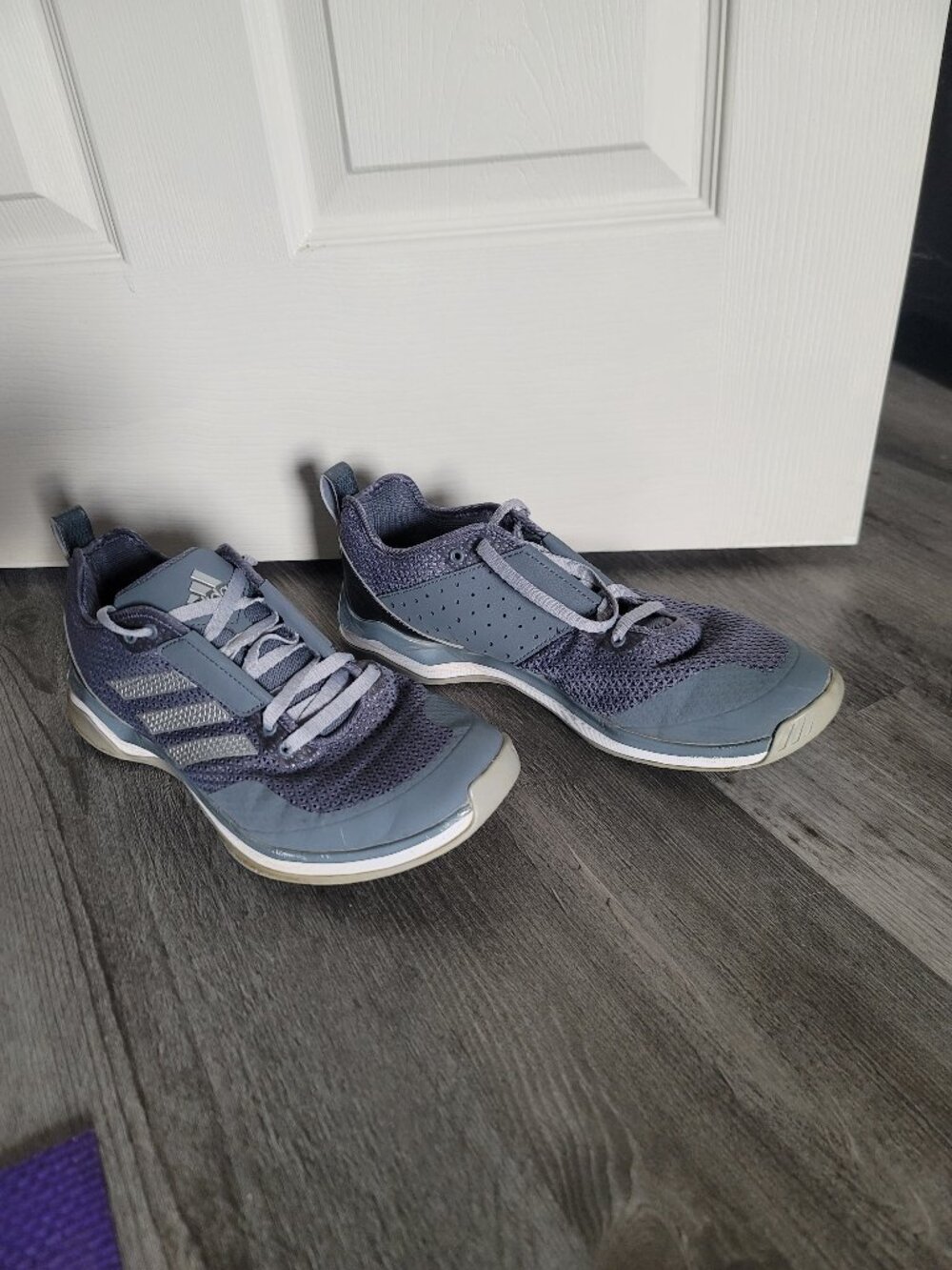 Mens grey Adidas lace up tennis shoes - size 10